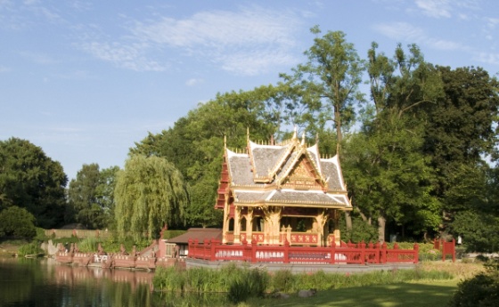 Ein Thailändischer Pavillon, auf thailändisch „Sala“, seit Langem ein wichtiger Teil der thailändischen Bautradition. Es ist ein Platz der Ruhe und Begegnung an Straßen oder in Tempelhöfen und schützt auch vor Regen oder Sonne. Dieser steht seit 2002 im Tierpark Hagenbeck in Hamburg Stellingen und ist ein Symbol der langen Freundschaft zwischen den Völkern, die immer währen sollte.